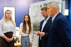 Uczestnicy Sesji Posterowej, w tym Dyrektor ds. Inwestycji Developres sp. z o.o. mgr inż. Wojciech Staszkiewicz, podczas Drugiej Konferencji "Studenci Politechniki Rzeszowskiej projektują Rzeszów", fot. mgr Dawid Zientek