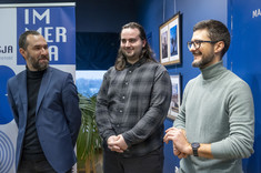 Na fotografii trzy osoby (m.in. mgr inż. arch. Łukasz Bajda oraz mgr inż. arch. Jakub Dudek) uśmiechają się, fot. Beata Motyka 