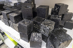 Próbki mieszanek o różnym składzie po badaniach odporności na odkształcenia trwałe, fot. B. Motyka