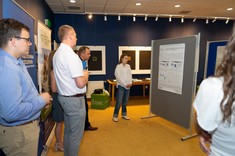 Prezentacja posteru pracy pt. "Projekt i analiza finansowo-energetyczna pasywnego budynku mieszkalnego" przez autorkę mgr inż. Barbarę Giza.