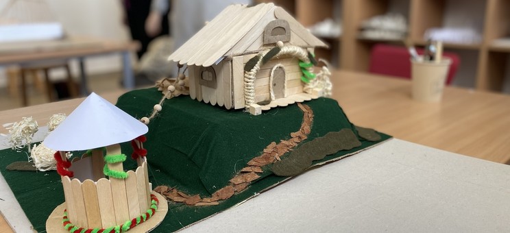 Makieta stworzona przez uczniów II. i III. klasy Akademickiego Liceum Ogólnokształcącego w Rzeszowie podczas warsztatów modelarskich "Dom marzeń" odbywanych w ramach programu Via Carpatia w "Pracowni rysunku" w budynku M.