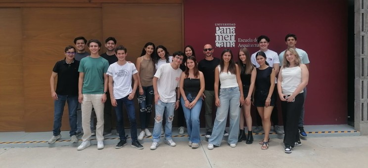 Dr Tomasz Tomaszek, prof. PRz ze studentami kierunku architektura Universidad Panamericana w Meksyku
