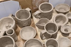 Pierwsza część ulepionych przez członków koła przedmiotów z gliny