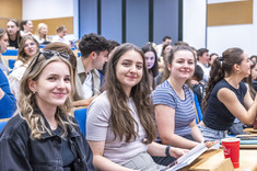 Studenci siedzący w sali wykładowej.