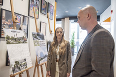 Mgr inż. arch. Piotr Rzeźwicki oglądający pracę dotyczącą adaptacji dawnej lokomotywowni w Rzeszowie (wraz z zagospodarowaniem terenu) na "Muzeum Karpat". Praca autorstwa Pana Przemysława Dybasia i Pani Wiktorii Jankowskiej (widoczna na zdjęciu)