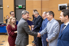 Wręczenie nagrody przez Rektora Politechniki Rzeszowskiej Panu dr. hab. inż. Bartoszowi Millerowi, prof. Uczelni, ponadto na zdjęciu mgr inż. Joanna Krasoń, mgr inż. Paweł Kut, prof. dr hab. inż. Lech Lichołai, dr inż. Przemysław Miąsik, dr inż. Michał Musiał, fot. A. Surowiec
