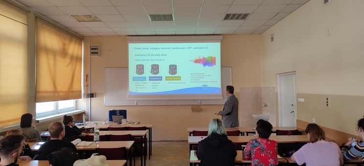 Studenci podczas ćwiczeń audytoryjnych z przedmiotu „Technologia i urządzenia do uzdatniania wody cz. 2” prowadzonych przez Pana mgr. inż. Stanisława Zagułę.