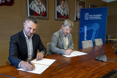 Od lewej: Łukasz Zieliński, rektor prof. P. Koszelnik
