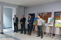 Przemówienie dr. inż. arch. Cezarego Szpytmy, na pierwszym planie od lewej: dr hab. inż. Piotr Nazarko, prof. Uczelni - Prodziekan ds. Rozwoju, prof. dr hab. inż. Lech Lichołai - Dziekan WBIŚiA, dr inż. arch. Cezary Szpytma, dr inż. arch. Igor Labuda. W tle prace malarskie studentów: Michała Bubenko, Moniki Szyszki, Wiktorii Niemczyk, Jakuba Licaka, fot. mgr inż. arch. Beata Raś.