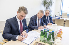 Od lewej: mgr Eryk Trojanowski - wójt Gminy Niebylec, prof. PRz dr hab. inż. Lesław Gniewek - Prorektor ds. Nauki, prof. dr hab. inż. Lech Lichołai - Dziekan Wydziału Budownictwa, Inżynierii Środowiska i Architektury