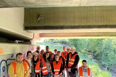 Studenci kierunku transport na tle mostu kompozytowego w Błażowej Górnej