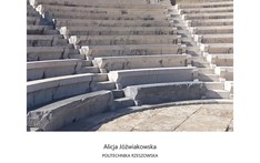 Ruiny amfiteatru w otoczniu drzew