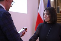 Dr inż. Joanna Krasoń odbiera nagrodę z rąk Dyrektora Generalnego Ministerstwa Rozwoju i Technologii - Michała Graczyka