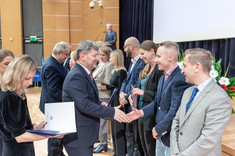 Wręczenie nagrody za osiągnięcia naukowe, dydaktyczne i organizacyjne Panu dr. inż. Maciejowi Kulpie, fot. A.Surowiec