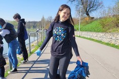Uczestniczka wydarzenia sprzątania brzegów rzeki Wisłok w ramach akcji Operacja Czysta Rzeka.