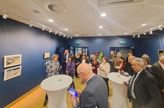 Pani Profesor Galina Kalda opowiada o swoich obrazach zgromadzonym w galerii osobom, fot. dr inż. arch. Joanna Dudek