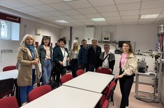 Przedstawiciele zespołu projektu „Iskra - budowanie międzyuczelnianych zespołów badawczych" „Politechniczna Sieć VIA CARPATIA im. Prezydenta RP Lecha Kaczyńskiego" z Politechnik: Rzeszowskiej, Białostockiej i Lubelskiej w laboratorium.