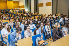 Studenci oczekujący na rozpoczęcie prezentacji w sali wykładowej.