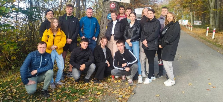 Studenci Wydziału Budownictwa, Inżynierii Środowiska i Architektury należący do Naukowego Koła Geodetów GLOB podczas październikowego obozu w AOS Bezmiechowa Górna