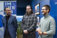 Na fotografii trzy osoby (m.in. mgr inż. arch. Łukasz Bajda oraz mgr inż. arch. Jakub Dudek)  uśmiechają się, fot. Beata Motyka