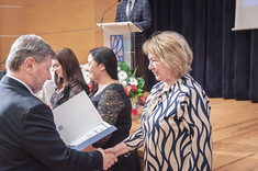 Wręczenie prof. dr hab. inż. Galinie Kaldzie (Katedra Zaopatrzenia w Wodę i Odprowadzania Ścieków) nagrody na wniosek za osiągnięcia naukowe, za osiągnięcia dydaktyczne oraz za osiągnięcia organizacyjne