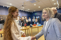 Pani dyrektorka liceum ALO Renata Łunarska gratuluje wyróżnionej w konkursie uczennicy