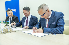 Podpisanie umowy. Od lewej: Marcin Nazarewicz, mgr Piotr Kuchta, dr hab. inż. Lesław Gniewek, prof. PRz, fot. Beata Motyka