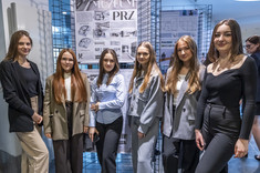 Sześć uczestniczek i autorek prac w ramach wystawy prac studenckich, wykonanych w ramach zajęć Projektowanie architektoniczne – usługi II