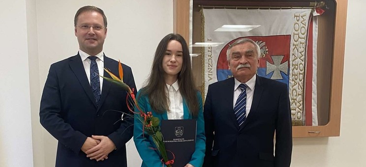 Od lewej: dr Karol Ożóg - wicemarszałek województwa podkarpackiego, inż. arch. Aleksandra Sowa - laureatka konkursu w kategorii rozwój, prof. dr hab. inż. Marek Gosztyła - promotor nagrodzonej pracy.