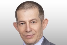 Portret Profesora Bartosza Millera na tle białej ściany