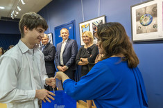 Wręczenie nagrody laureatowi drugiego miejsca Panu Adrianowi Olszówce za zdjęcie „Kościół św. Maurycego – wejście na wieże – Ołomuniec”. Na pierwszym planie Pan Adrian Olszówka oraz Pani mgr inż. arch. Marta Jakowska, fot. B.Motyka