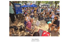 Grupa ludzi obserwuje wsytęp ulicznych muzyków