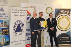 Wręczenie nagrody mgr. inż. Mateuszowi Grocholskiemu - laureatowi I miejsca w kategorii budownictwo mostowe za pracę pt.: „Analiza zarysowania mostowych belek sprężonych za pomocą pomiarów z czujnikiem światłowodowych”, promotor dr inż. Bartosz Piątek