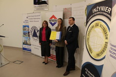 Wręczenie nagrody mgr inż. Karolinie Olszowy - laureatce I miejsca w kategorii budownictwo ogólne i przemysłowe za pracę pt.: „Automatyzacja procesu modelowania istniejących budynków z wykorzystaniem algorytmów sztucznej inteligencji”, promotor dr hab. inż. Piotr Nazarko, prof. uczelni