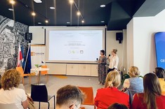 Otwarcie studenckiej konferencji naukowej „RZESZÓW PRZYSZŁOŚCI. WIZJE TRANSFORMACJI URBANISTYCZNEJ” przez kierowniczkę Katedry Architektury i Dziedzictwa Kulturowego Politechniki Rzeszowskiej dr hab. inż. arch. Annę Martykę, prof. PRz oraz kierowniczkę Pracowni Architektury Krajobrazu Uniwersytetu Rzeszowskiego dr inż. arch. kraj. Agatę Gajdek.