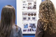 Dwie absolwentki studiów podyplomowych pn. "Architektura Wnętrz i Wystawiennictwa" podczas wystawy wybranych prac projektowych absolwentów tego kierunku.
