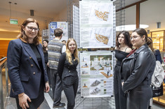 Uczestnicy wystawy prac studenckich, wykonanych w ramach zajęć Projektowanie architektoniczne – usługi II, w tym m.in. mgr inż. arch. Magdalena Janda