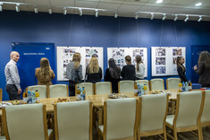 Uczestnicy uroczystego wręczenia dyplomów ukończenia studiów podyplomowych Architektura Wnętrz i Wystawiennictwa /AWiW/ oraz Technologia BIM w projektowaniu i realizacji inwestycji budowlanych /T_BIM/ podczas wystawy wybranych prac projektowych absolwentów kierunku Architektura Wnętrz i Wystawiennictwa