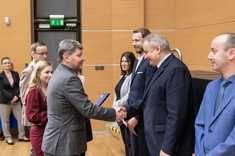 Wręczenie nagrody przez Rektora Politechniki Rzeszowskiej Panu prof. dr. hab. inż. Lechowi Lichołaiowi – Dziekanowi Wydziału Budownictwa, Inżynierii Środowiska i Architektury, ponadto na zdjęciu mgr inż. Joanna Krasoń, mgr inż. Paweł Kut, dr inż. Przemysław Miąsik, fot. A.Surowiec