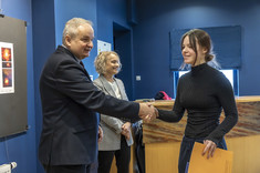 Dziekan Lech Lichołai gratuluje nagrodzonej w konkursie uczennicy