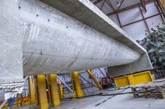 Hybrydowy dźwigar z recyklowanych łopat turbin wiatrowych i betonu niekonwencjonalnego