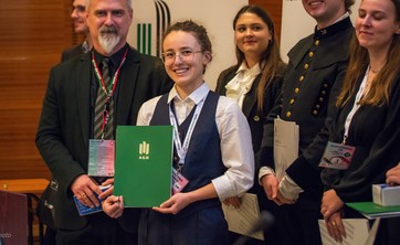 Studentka kierunku geodezja i planowanie przestrzenne Krystyna Paśko z główną nagrodą za zajęcie I miejsca w sesji referatowej za referat pt. „Gdzie mieszkali nasi przodkowie. Kataster austriacki – cenne źródło informacji”