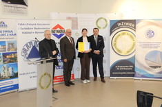 Wręczenie nagrody mgr inż. Katarzynie Drozd - laureatce I miejsca w kategorii budownictwo drogowe za pracę pt.: „Uwarunkowania techniczno - ekonomiczne wykonywania asfaltowych nawierzchni dróg krajowych”, promotor dr hab. inż. Lesław Bichajło, prof. uczelni