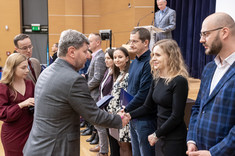 Wręczenie nagrody przez Rektora Politechniki Rzeszowskiej Pani dr inż. Małgorzacie Kidzie, ponadto na zdjęciu od lewej: dr inż. Aleksander Duda, dr hab. inż. Jolanta Dźwierzyńska, prof. Uczelni, mgr inż. Wioletta Iskra-Kozak, dr inż. Michał Jurek, mgr inż. Krzysztof Kołodziej, fot. A.Surowiec