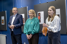 Prodziekan Piotr Nazarko, Prodziekan Marzena Kłos słuchają przemawiającej organizatorki konkursu Beaty Raś-Grabowy