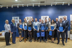 Absolwenci studiów podyplomowych pn. "Technologia BIM w projektowaniu i realizacji inwestycji budowlanych" wraz z Władzami Wydziału Budownictwa, Inżynierii Środowiska i Architektury