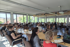 Sala konferencyjna wypełniona uczestnikami międzynarodowych studenckich warsztatów urbanistycznych: MARKETPLACES AS PLACES OF LOCAL ACTIVITIES – STRATEGY, DESIGN, PEOPLE