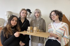 Uczennice Akademickiego Liceum Ogólnokształcącego w Rzeszowie wraz z makietą powstałą podczas warsztatów modelarskich "Dom marzeń" odbywanych w ramach programu Via Carpatia w "Pracowni rysunku" w budynku M.