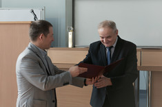 Prorektor ds. studenckich i umiędzynarodowienia - dr hab. inż. Bartosz Miller, prof. PRz skałada gratulacje Dziekanowi WBIŚiA prof. dr. hab. inż. Lechowi Lichołaiowi, fot. Arkadiusz Surowiec