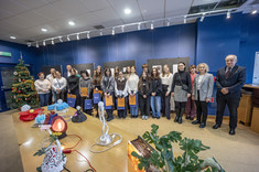 Zdjęcie pamiątkowe uczestników otwarcia wernisażu wystawy pokonkursowej „Odkryj w sobie projektanta”